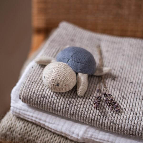 Babyrassel Schildkröte - jeansblau Ava und Yves