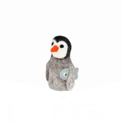 Fingerpuppe Filz - Pinguin mit Fisch unterm Arm Blossify