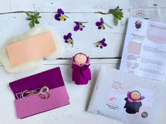 Kleines Veilchen Nähpackung Tischpüppchen zum Selbernähen DIY - A36100 De Witte