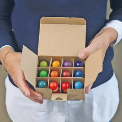 12 bunte Holzfiguren in Karton, nachhaltiges Regenbogen-Spielzeug bei kunstundspiel München