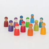12 bunte Holzfiguren Regenbogenfreunde auf weißem Hintergrund, nachhaltiges Spielzeug kunstundspiel