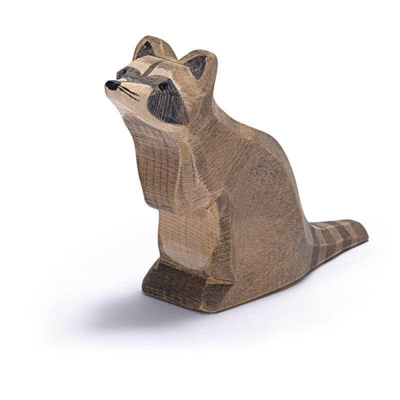 Waschbär sitzend Ostheimer