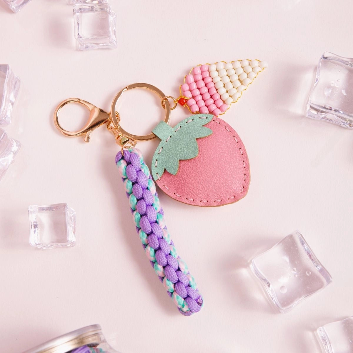 Süßer Erdbeer-Schlüsselanhänger mit Perlen-Eis und geflochtenem Band, perfekt als Geschenk für Kinder