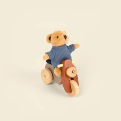 Alexis der Bär auf einer Vespa