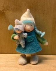 Taschenzwergin Winter mit Puppe