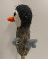 Fingerpuppe Filz - Pinguin mit Fisch unterm Arm