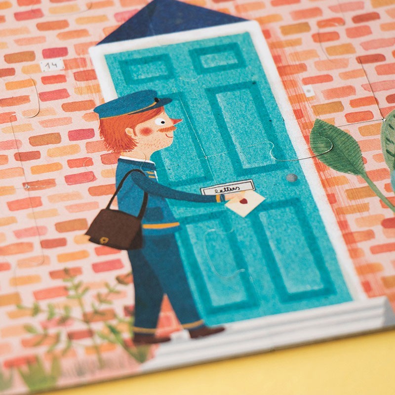 Bastelset mit Postbote-Puzzle vor blauer Tür, nachhaltiges Kinderspielzeug