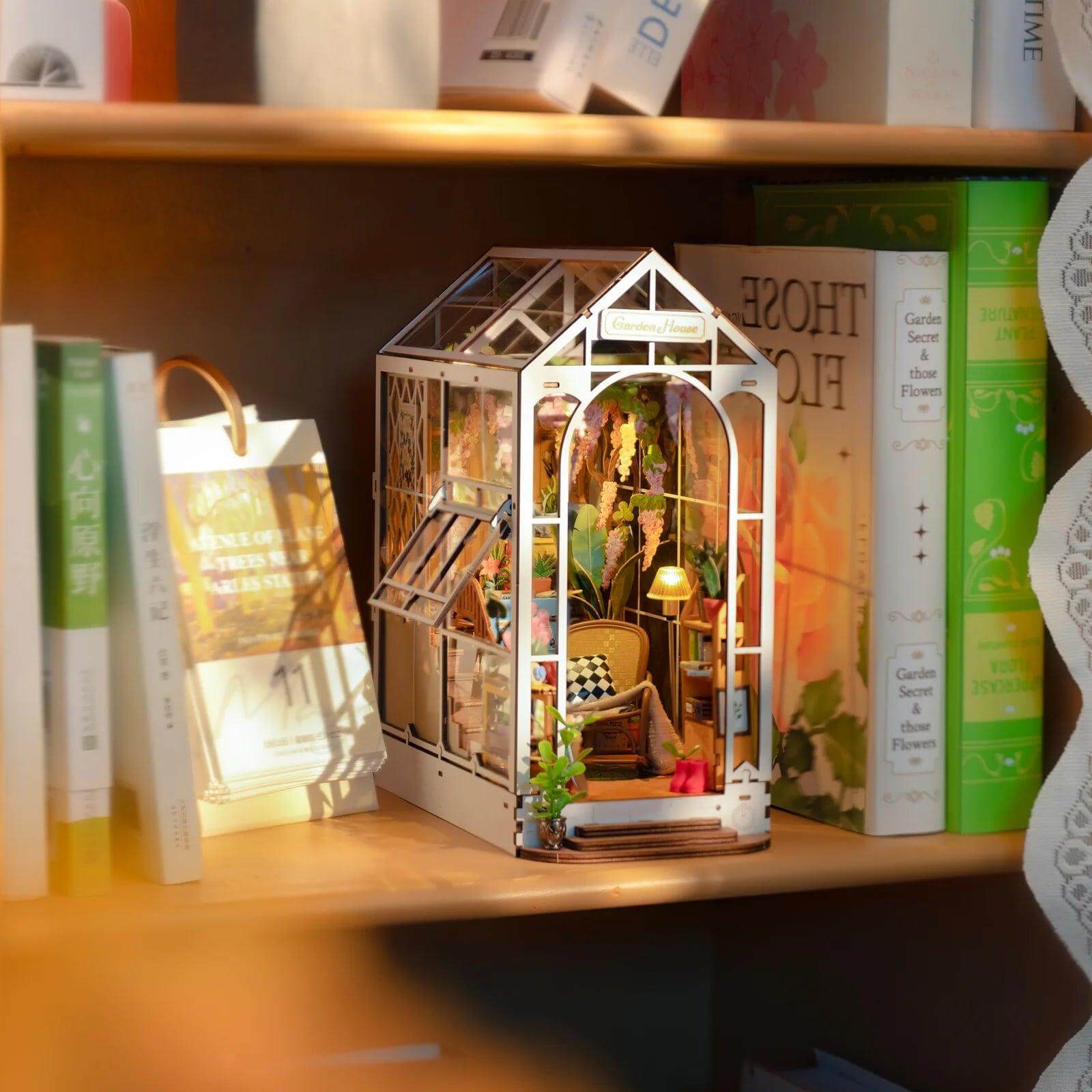 DIY Buchstütze - Book Nook Garden House Robotime