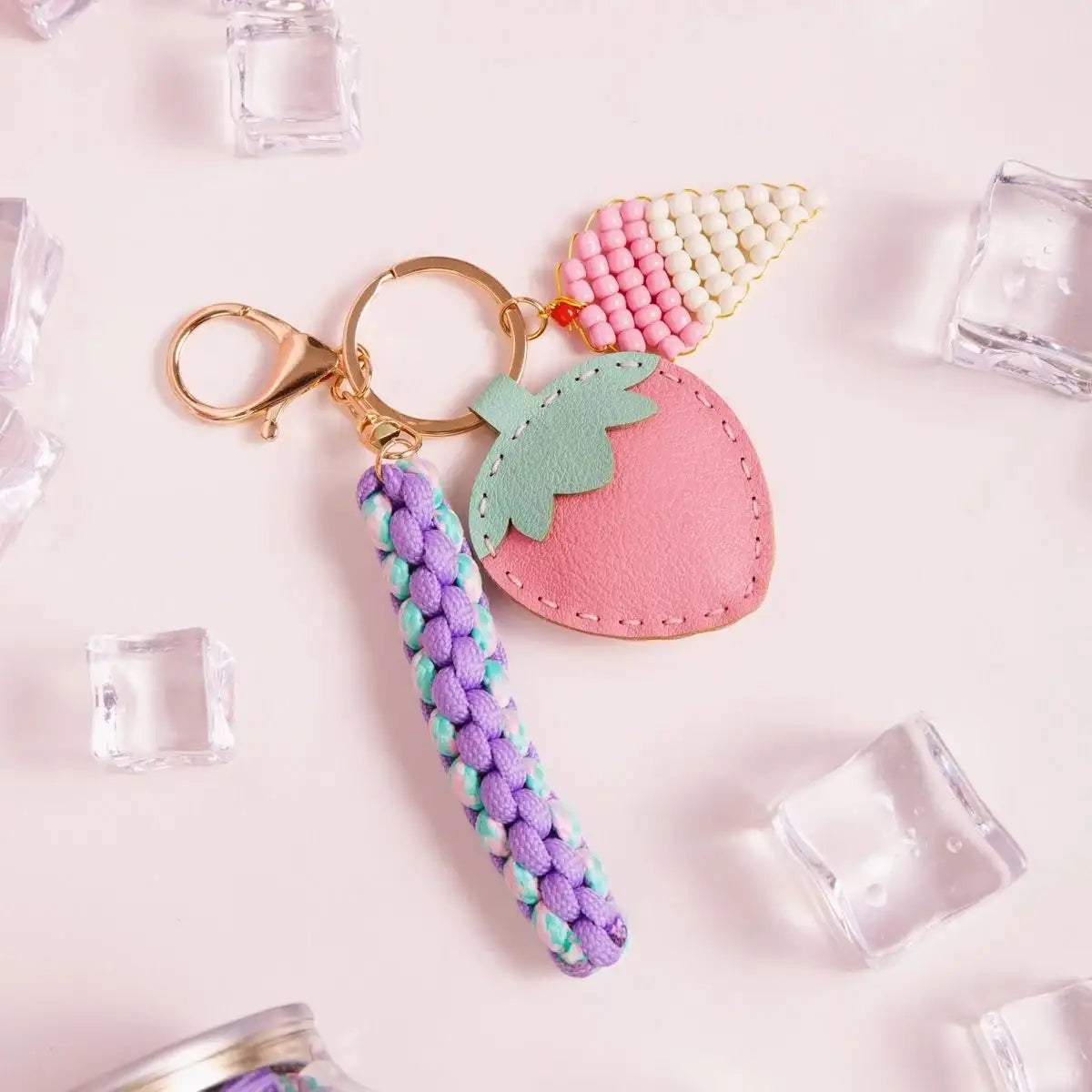 Süßer Erdbeer-Schlüsselanhänger mit Perlen-Eis und geflochtenem Band, perfekt als Geschenk für Kinder