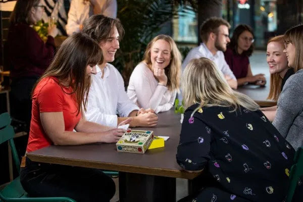 Kurzschluss - Das verrückte Fragespiel mit verdrehten Antworten - 7331672430134 Kylskapspoesi