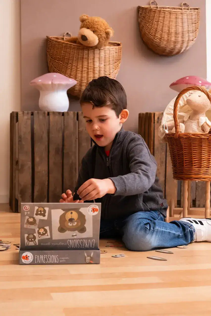 Kind spielt mit magnetischem Ausdrucksspiel, nachhaltigem Holzspielzeug im Kinderzimmer
