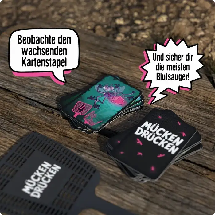 Mücken drücken Spielkarten mit lustigen Illustrationen und Textblasen auf Holzoberfläche