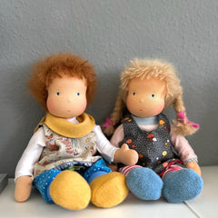 Puppe Baby 35cm - Mädchen mit Zöpfchen (rechts auf dem Bild) - Andrea Rath - 24370 kunstundspiel 