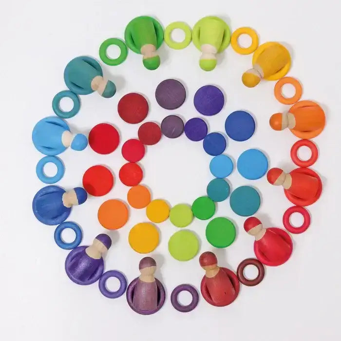 Regenbogenfreunde Holzfiguren und Kreise bunt angeordnet, nachhaltiges Spielzeug von kunstundspiel