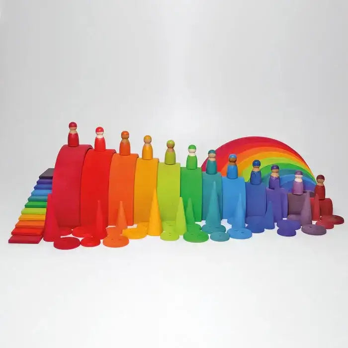 Bunte Holzspielzeug-Figuren und Regenbogen-Bausteine, nachhaltiges Spielwaren-Set, kunstundspiel