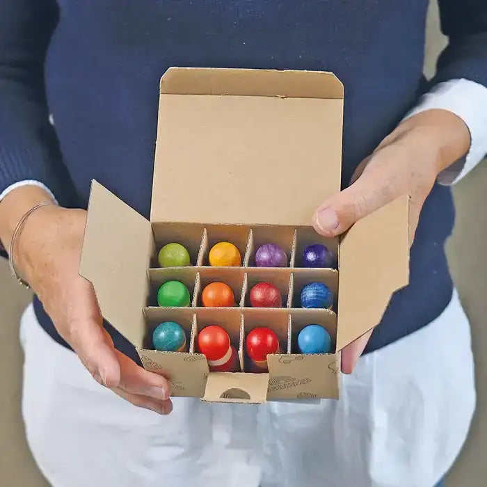 12 bunte Holzfiguren in Karton, nachhaltiges Regenbogen-Spielzeug bei kunstundspiel München