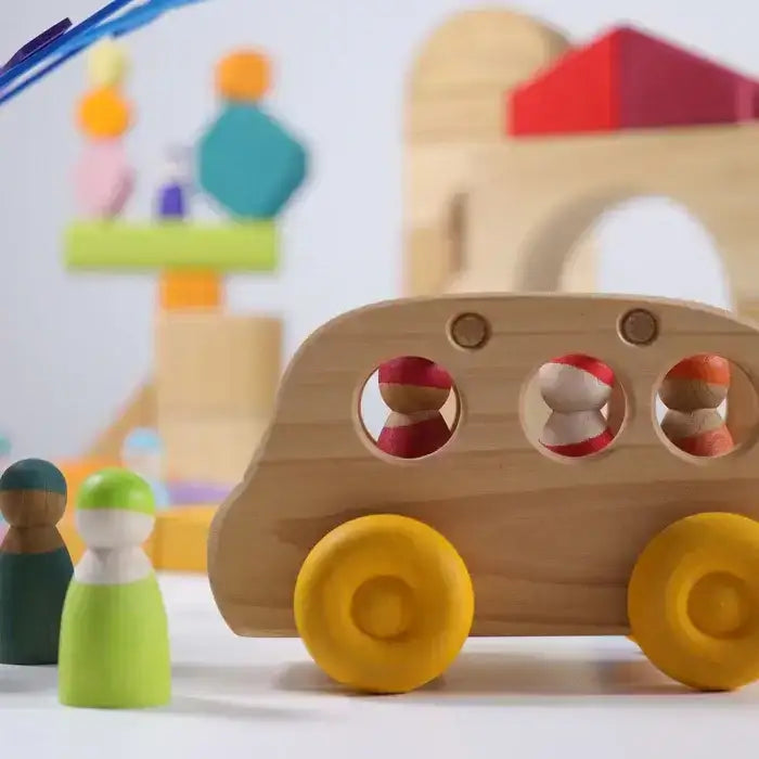 Holzspielzeug Auto mit bunten Regenbogenfreunde Figuren, nachhaltiges Spielwaren München