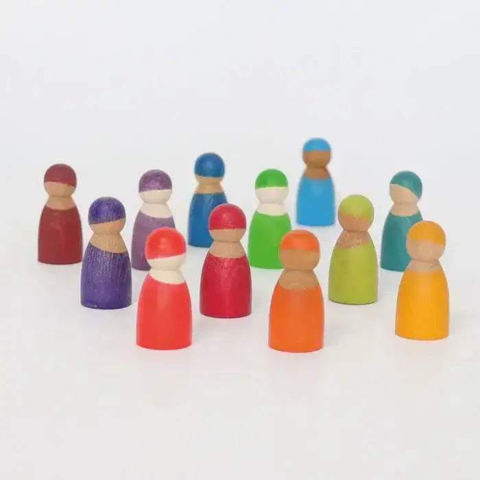 12 bunte Holzfiguren Regenbogenfreunde auf weißem Hintergrund, nachhaltiges Spielzeug kunstundspiel