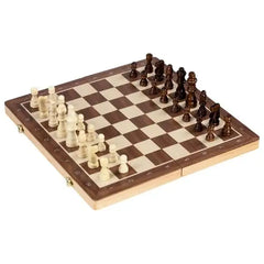 Holzschachspiel mit klassischen Figuren auf Schachbrett, nachhaltiges Spielzeug für Kinder und Erwachsene