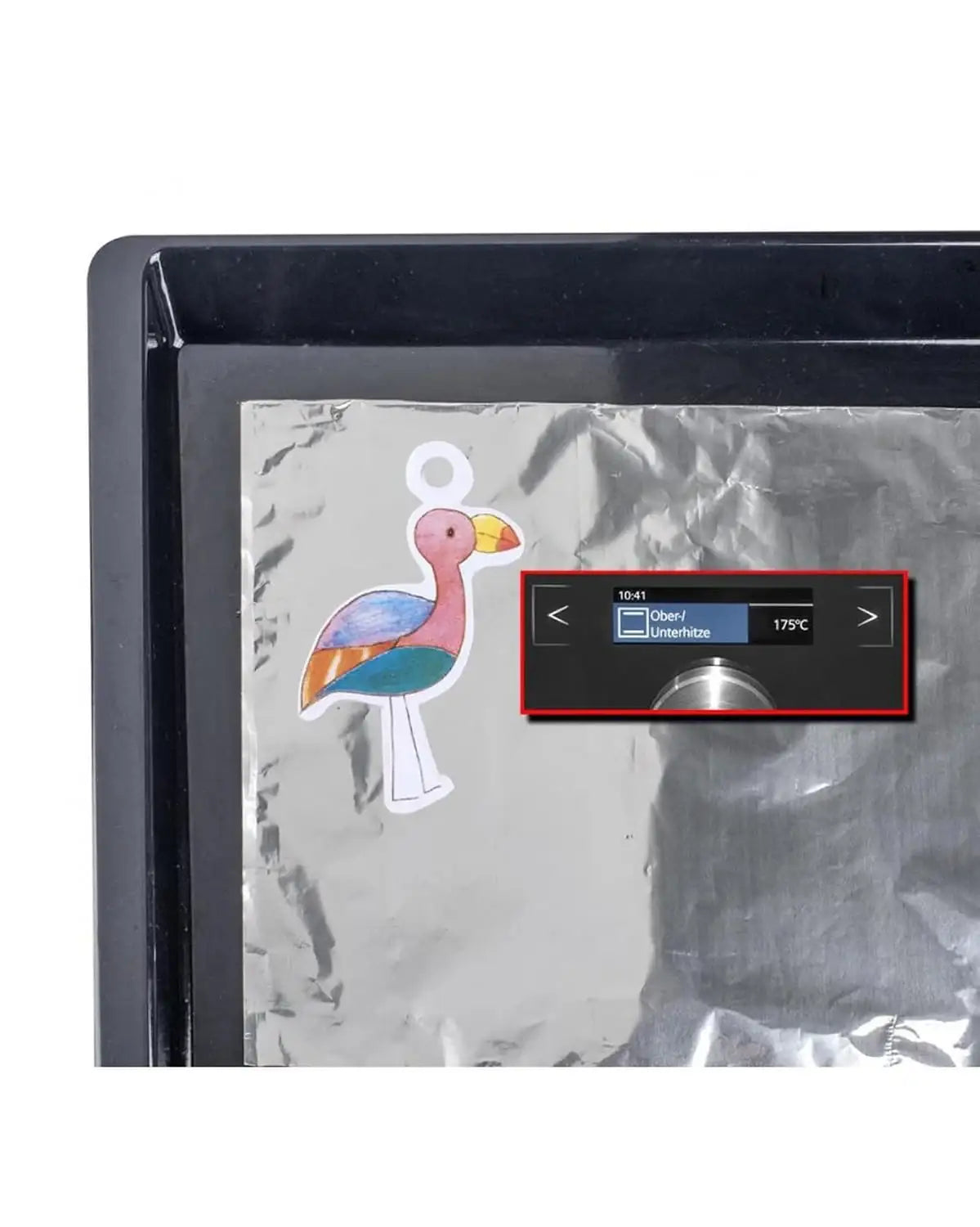 Bastelvogel aus Papier auf Backblech mit Folie, Ofen auf 175°C vorgeheizt für kreatives Kinderspielzeug