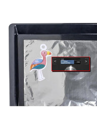 Bastelvogel aus Papier auf Backblech mit Folie, Ofen auf 175°C vorgeheizt für kreatives Kinderspielzeug