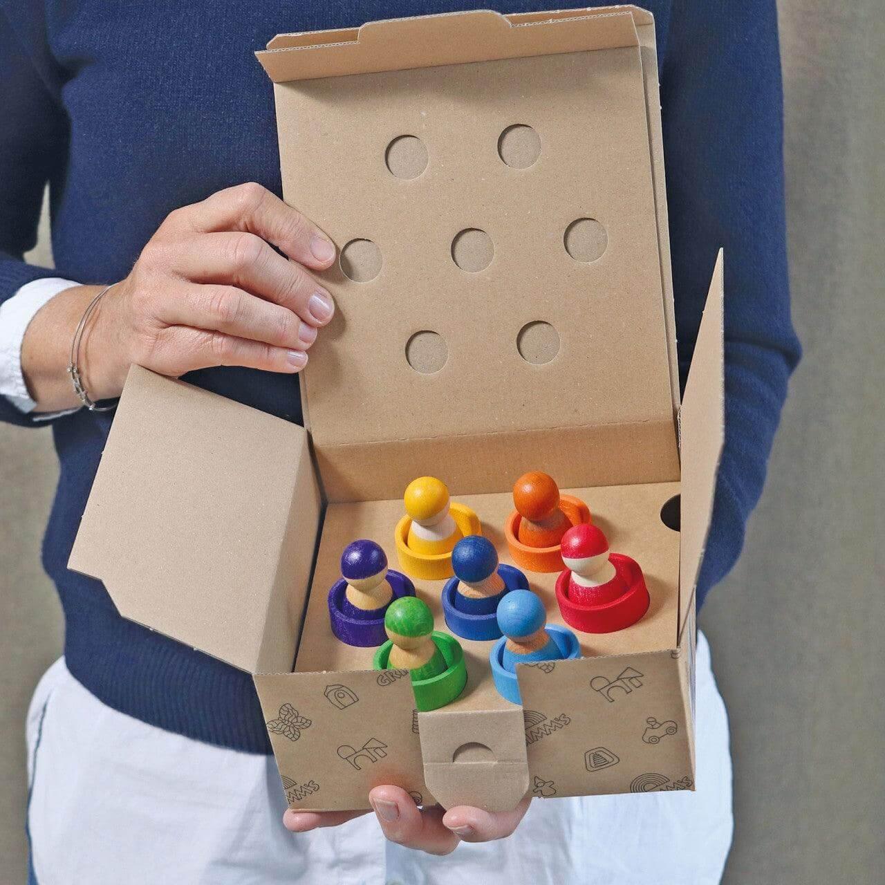 Sieben Freunde im Holzschälchen Grimms