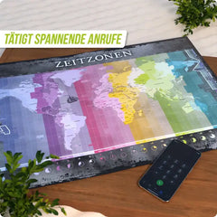 Weltkarte mit Zeitzone-Übersicht und Smartphone auf Holztisch, ideal für nachhaltiges Lernen und Spielen